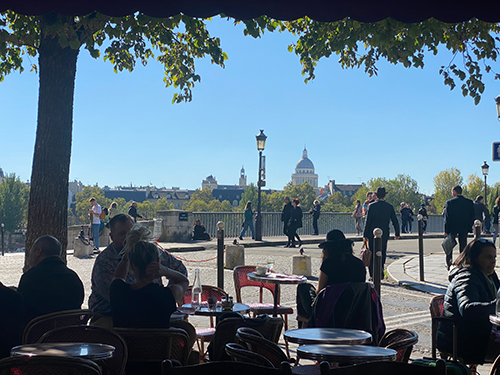 La terrasse de la brasserie face à Notre-Dame de Paris