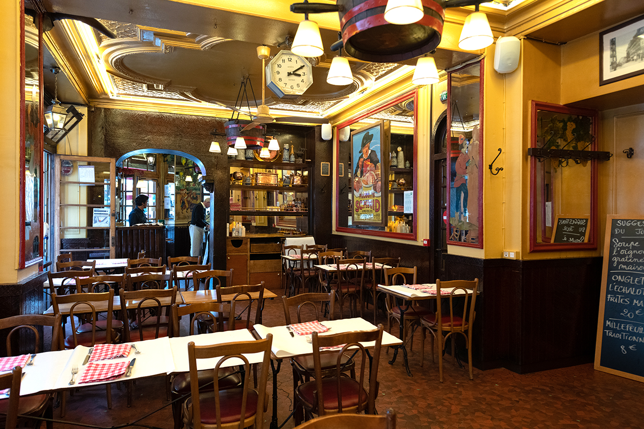 La salle du restaurant, décor brasserie parisienne années 30